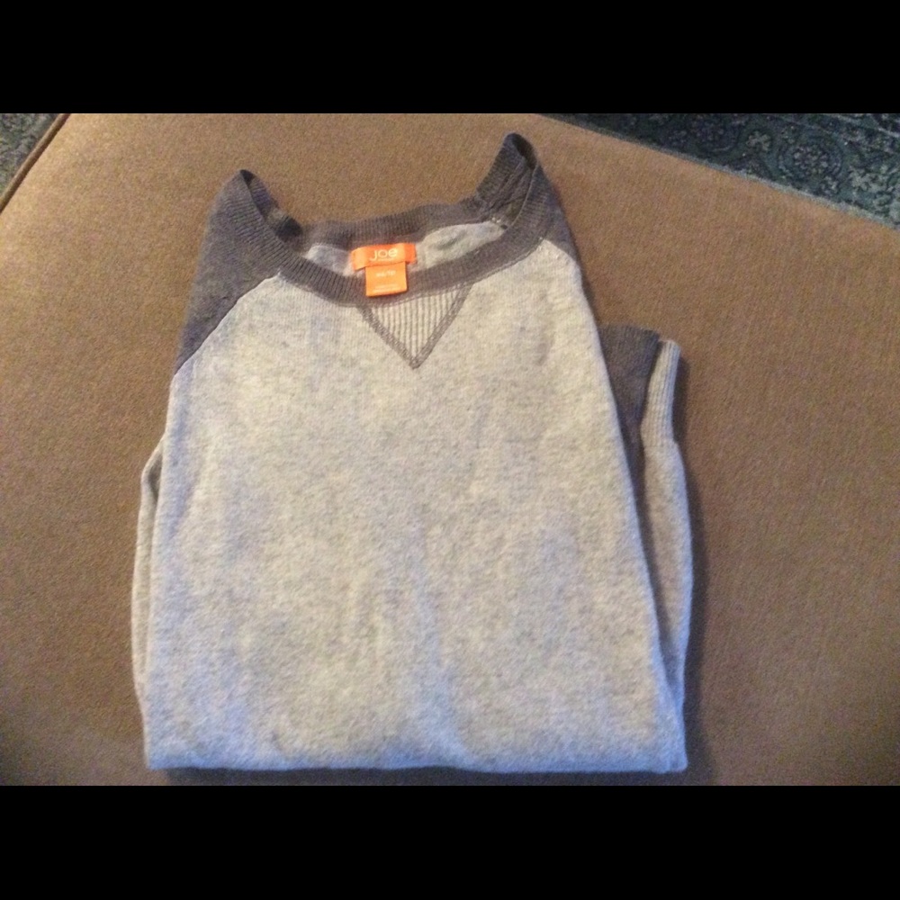 Cute two toned sweater.